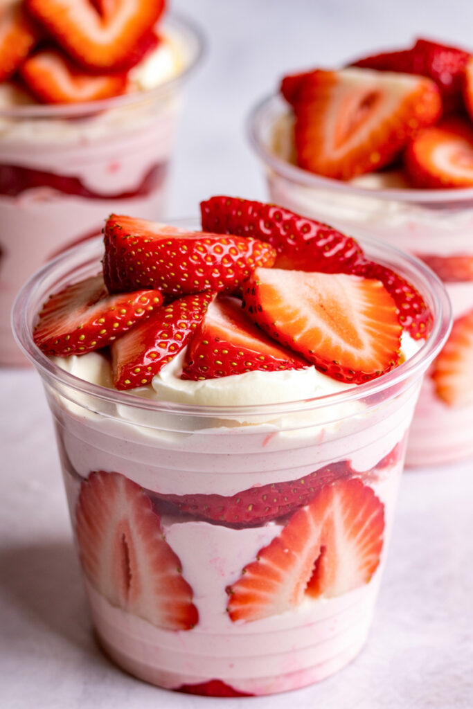 Serve Fresas con Crema